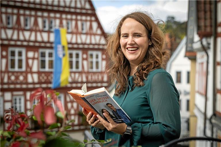 Politik macht ihr weiterhin Spaß: Ricarda Lang mit ihrem neuen Buch bei einem Besuch in ihrem Wahlkreis in Backnang. Foto: Alexander Becher