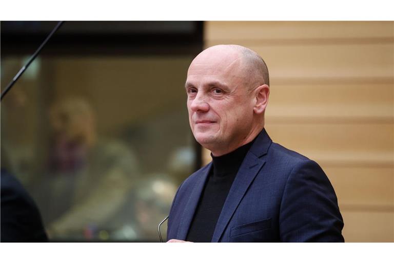 Politiker Daniel Born hat nach dem Hakenkreuzskandal wieder abgestimmt.