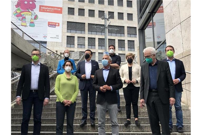 Politiker der Verhandlungsgruppe stehen nach Gesprächen für ein Gruppenfoto zusammen. Foto: Henning Otte/dpa/Archivbild
