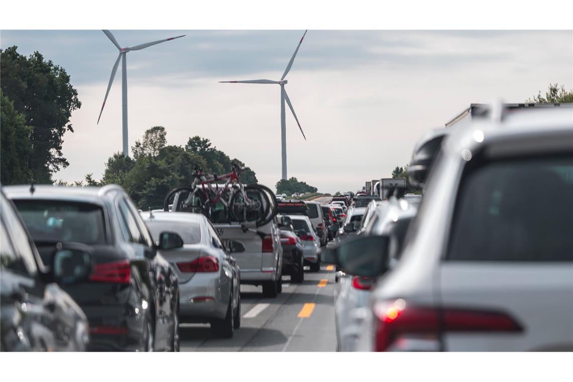 Spanien und Frankreich für weitgehendes Verbrenner-Aus Politiker Streit: Sollen neben E-Autos in der EU ab 2035 auch noch neue Verbrenner zugelassen werden? (Archivbild)