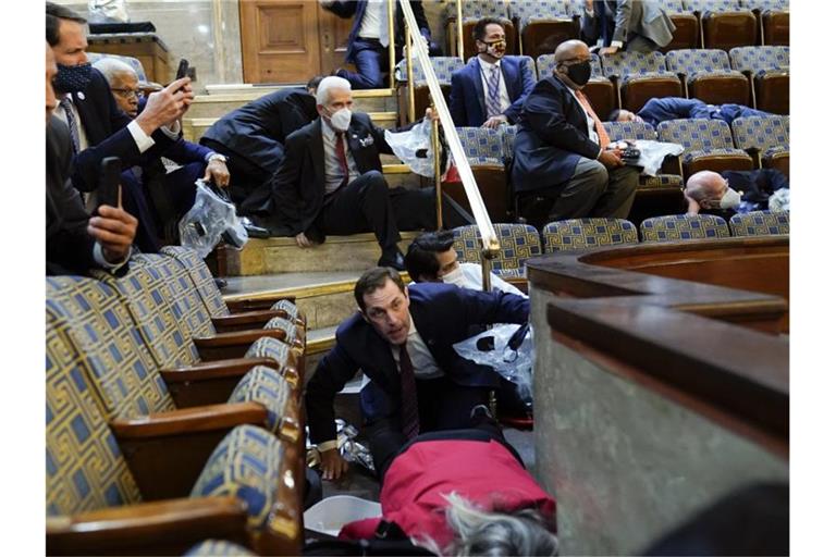Politiker suchen Schutz in der Galerie des Repräsentantenhauses, als Randalierer versuchen, während Trump-Anhänger in das Parlament eindringen. Foto: Andrew Harnik/AP/dpa