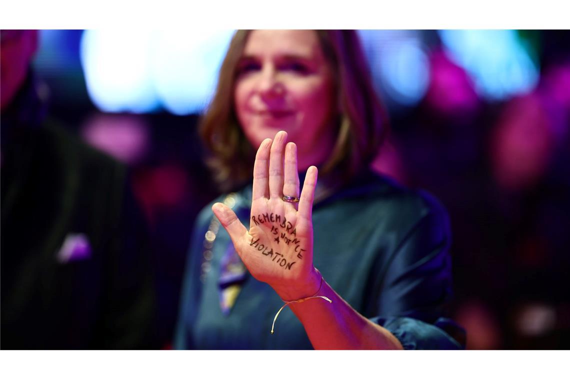 Politikerin Katrin Göring-Eckardt hat auf ihrer Hand stehen: "Remembrance is not a violation".