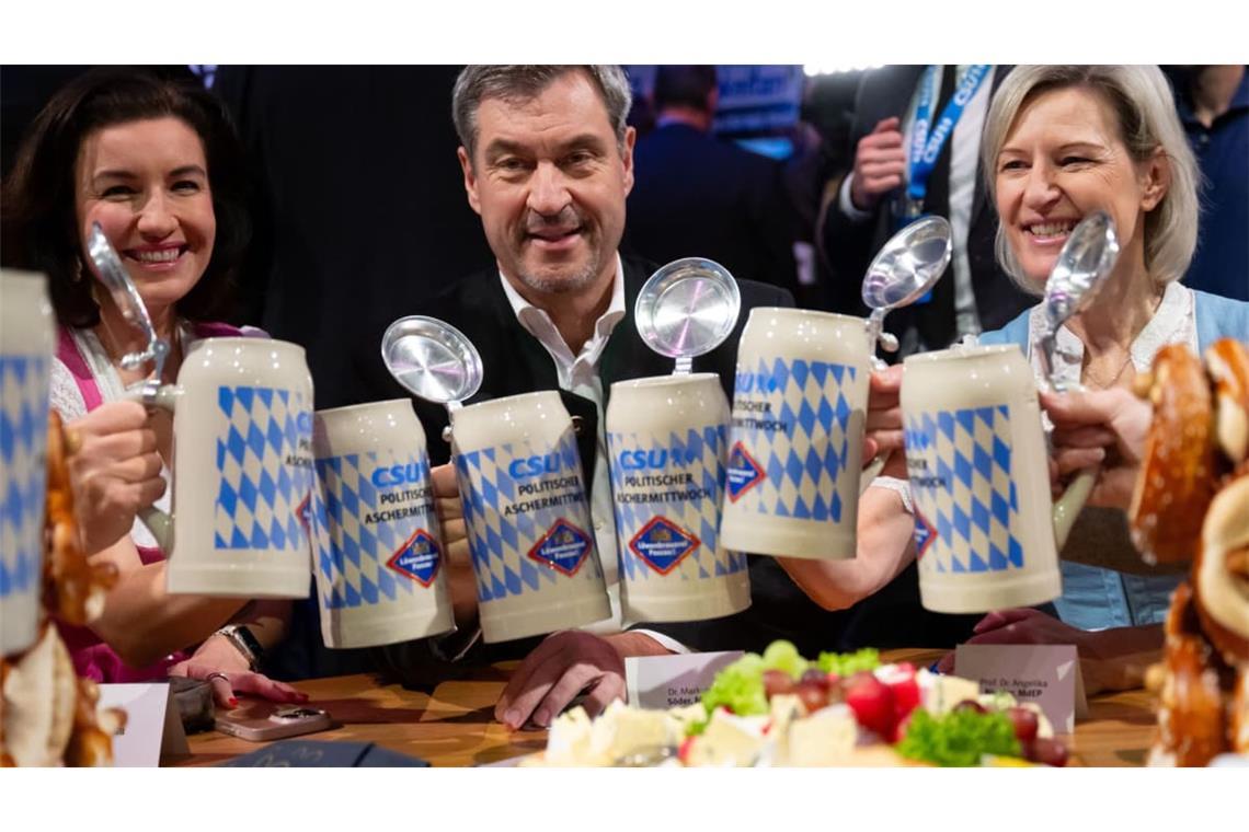 Politischer Aschermittwoch, CSU, in der Passauer Dreiländerhalle. Markus Söder, Parteivorsitzender der CSU, Ministerpräsident von Bayern, Dorothee Bär (l), stellvertretende Vorsitzende der Bundestagsfraktion der CDU/ CSU, und Angelika Niebler, Vorsitzende der CSU-Europagruppe, stoßen mit Bier an. (Archivfoto)