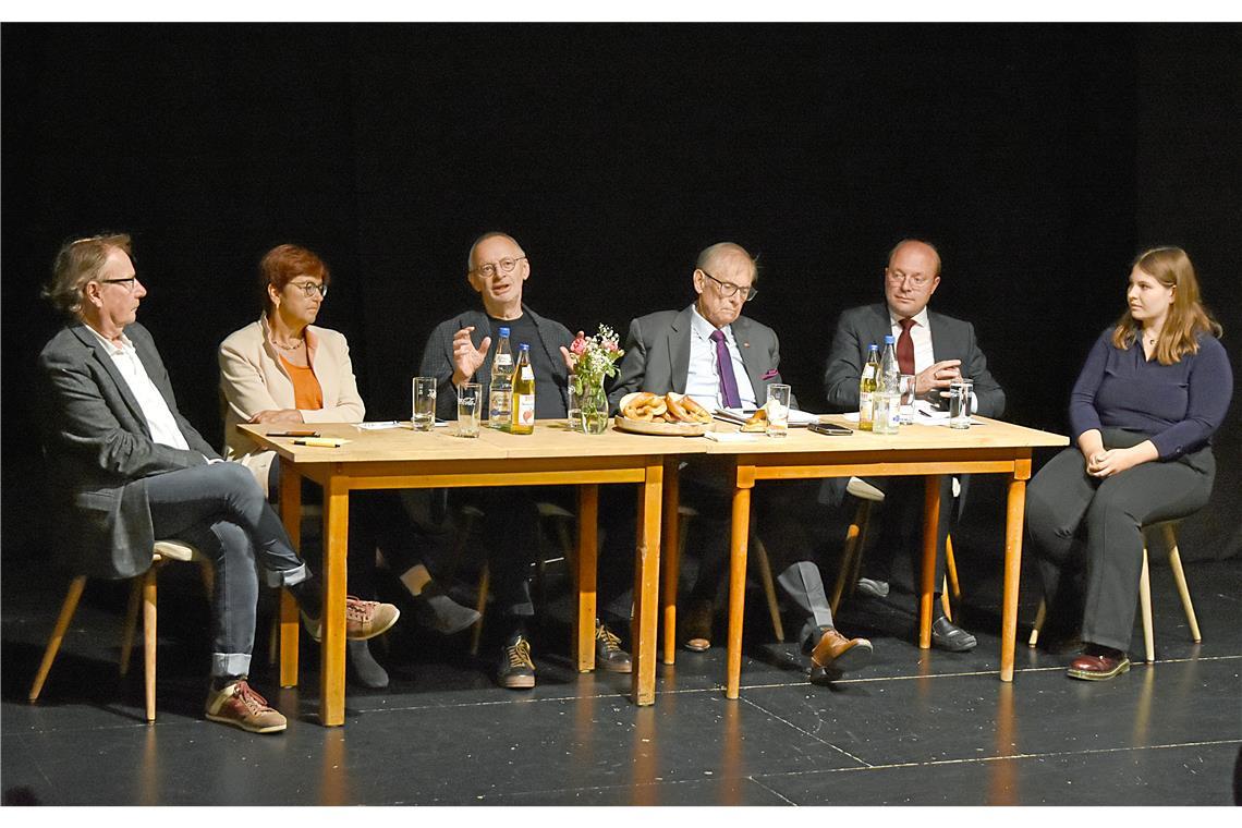 Versöhnlicher Frühschoppen zum Ausklang Politischer Frühschoppen mit Moderator Christian Muggenthaler (von links), der Bundestagsabgeordneten Ingeborg Gräßle, Autor Franz Huber, dem ehemaligen Bundestagsabgeordneten Robert Antretter, Historiker Carsten Kretschmann und der Abiturientin Marlene Heitkämper. Foto: Tobias Sellmaier