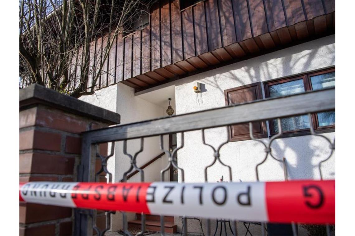 Wende bei Ermittlungen zu erschossener Familie in Starnberg Polizei-Absperrband ist vor einem Wohnhaus zu sehen. Foto: Lino Mirgeler/dpa