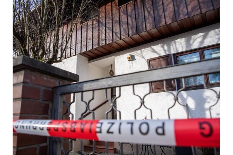 Polizei-Absperrband ist vor einem Wohnhaus zu sehen. Foto: Lino Mirgeler/dpa