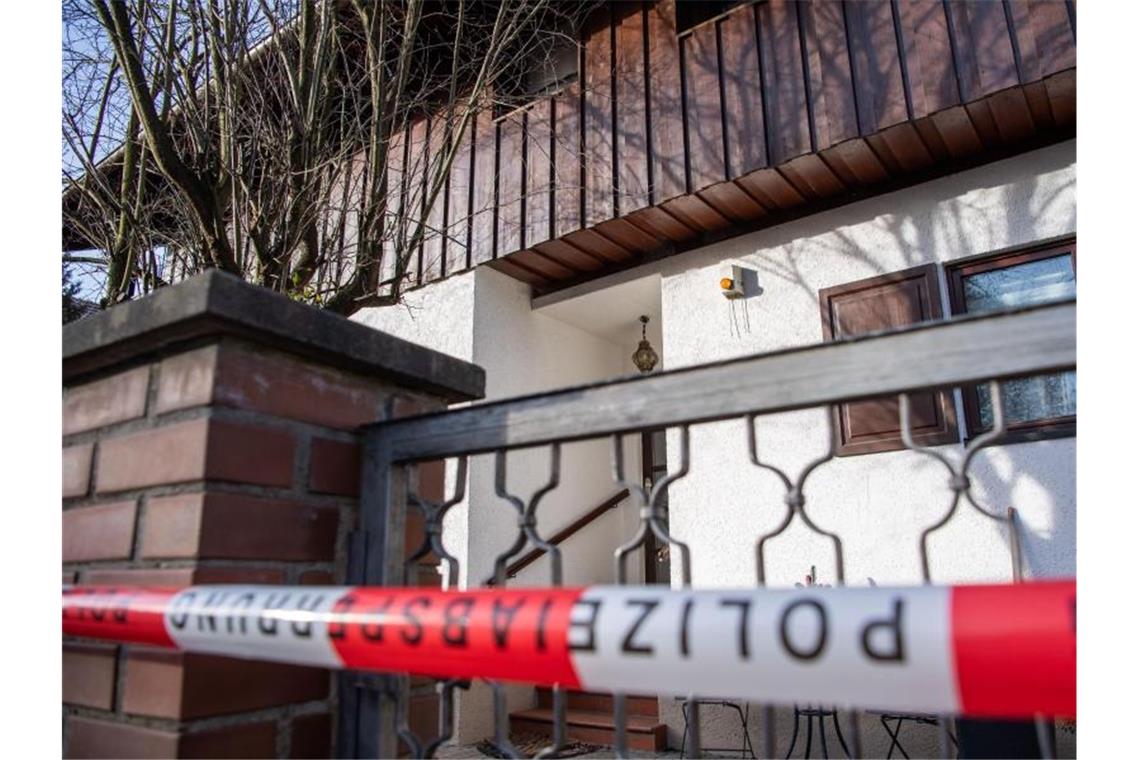 Polizei-Absperrband vor dem Wohnhaus der Familie in Starnberg. Foto: Lino Mirgeler/dpa