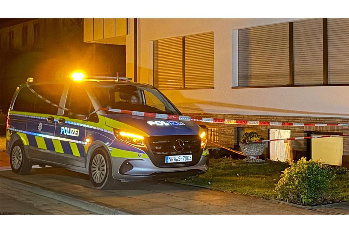 Polizei am Einsatzort: In Bielefeld ist die Leiche einer 28-jährigen Frau entdeckt worden.