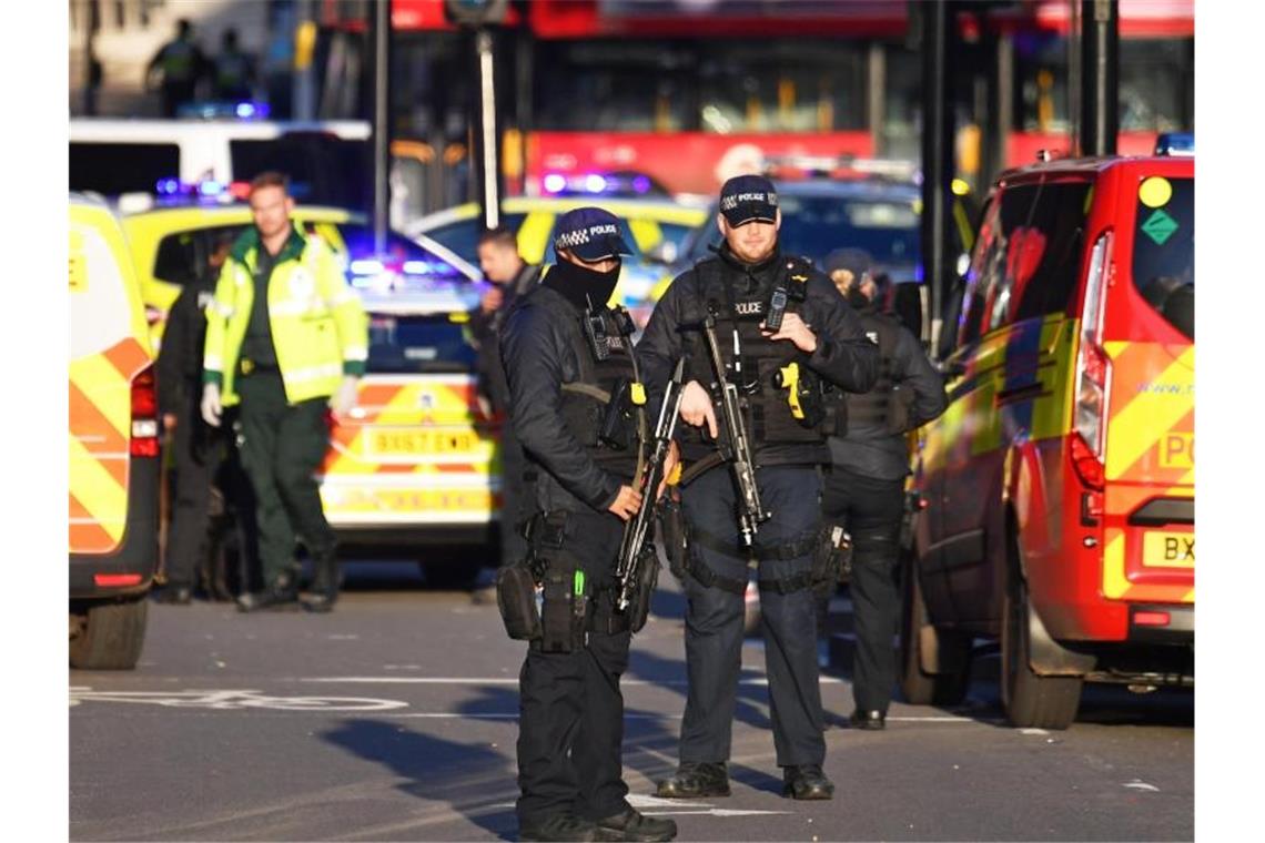 Polizei am Tatort eines Vorfalls auf der London Bridge im Zentrum Londons. Foto: Dominic Lipinski/PA Wire/dpa