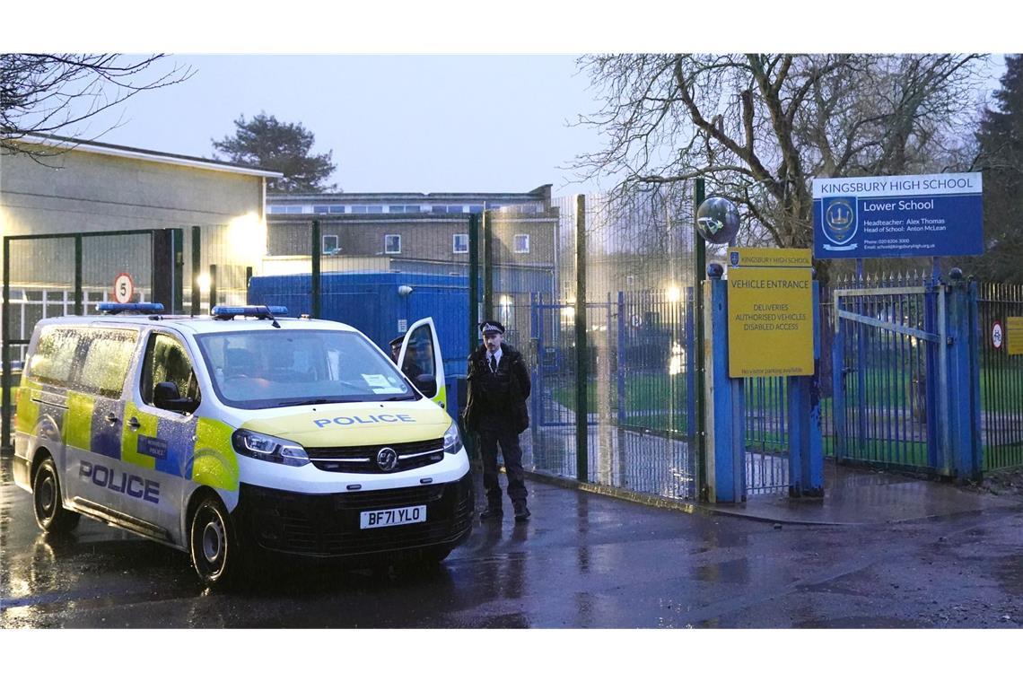 Polizei am Tatort in der Kingsbury High School, wo zwei Jungen im Alter von 12 und 13 Jahren niedergestochen wurden.
