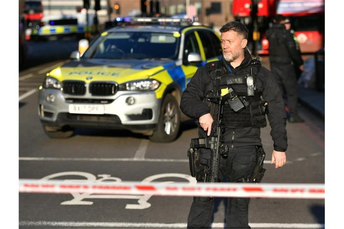 Polizei am Tatort: Britischen Medien zufolge ist es auf der London Bridge in der britischen Hauptstadt zu einem gewaltsamen Zwischenfall gekommen. Dabei sollen mehrere Schüsse gefallen sein. Foto: Dominic Lipinski/PA Wire/dpa