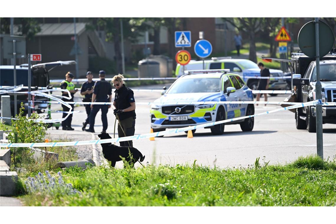 Polizei arbeitet am Tatort vor einer Moschee. Bei Schüssen nahe einer Moschee in der schwedischen Stadt Örebro westlich von Stockholm sind ersten Erkenntnissen zufolge zwei Menschen verletzt worden.