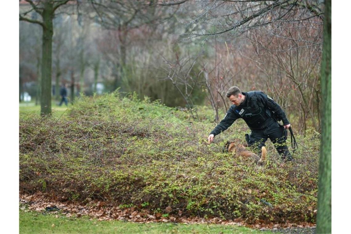 Totes Baby vor Entsorgungsbetrieb in Halle gefunden Polizei bei der Spurensicherung unweit vom Tatort. Am Zaun der Halleschen Stadtwirtschaft wurde eine Babyleiche gefunden. Foto: Heiko Rebsch/dpa-Zentralbild/dpa