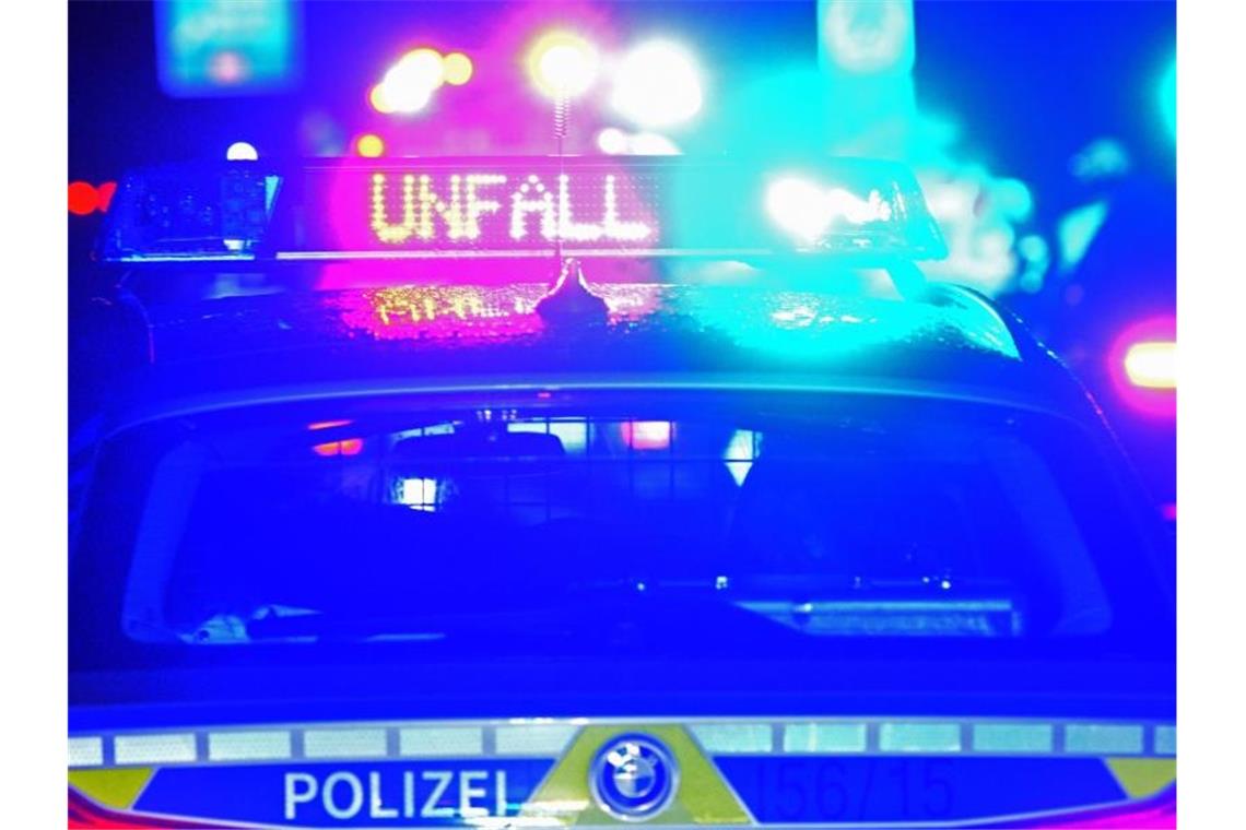Lastwagenfahrer fährt drei Männer im Rhein-Neckar-Kreis an Polizei Blaulicht bei Unfallaufnahme. Foto: Stefan Puchner/dpa/Symbolbild