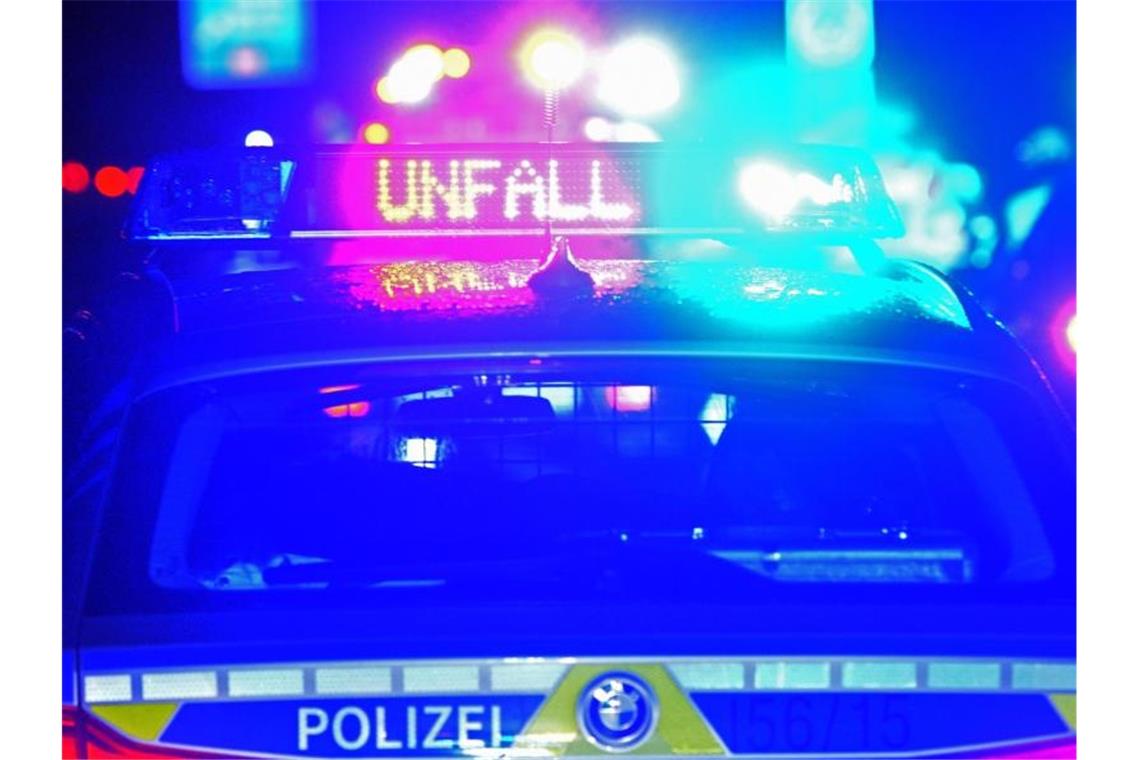 Polizei Blaulicht bei Unfallaufnahme. Foto: Stefan Puchner/dpa/Symbolbild