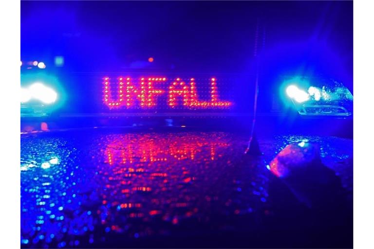 Polizei Blaulicht bei Unfallaufnahme. Foto: Stefan Puchner/dpa/Archivbild