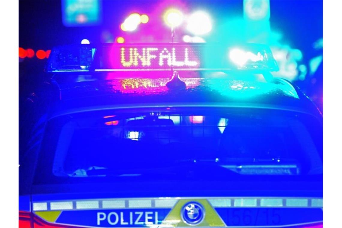 Kleintransporter fährt in Stauende auf A6: Fahrer stirbt Polizei Blaulicht bei Unfallaufnahme. Foto: Stefan Puchner/dpa/Archivbild
