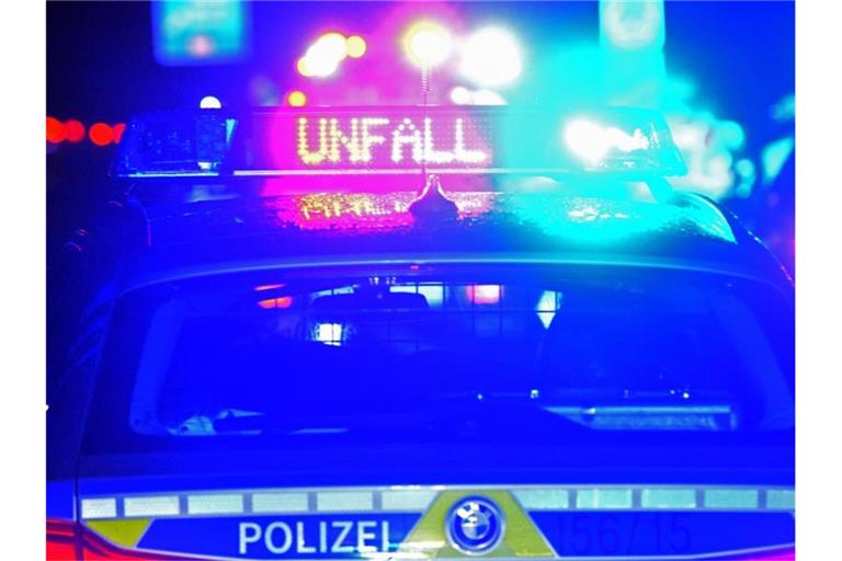 Polizei Blaulicht bei Unfallaufnahme. Foto: Stefan Puchner/dpa/Archivbild