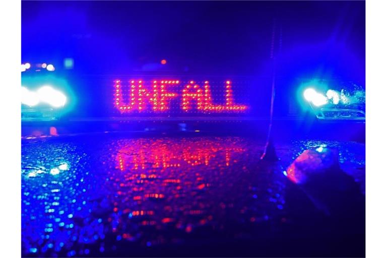 Polizei Blaulicht bei Unfallaufnahme. Foto: Stefan Puchner/dpa/Archivbild