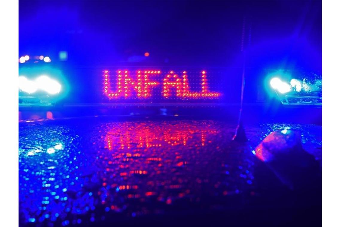 Auto prallt gegen Lastwagen: Fahrer eingeklemmt Polizei Blaulicht bei Unfallaufnahme. Foto: Stefan Puchner/dpa
