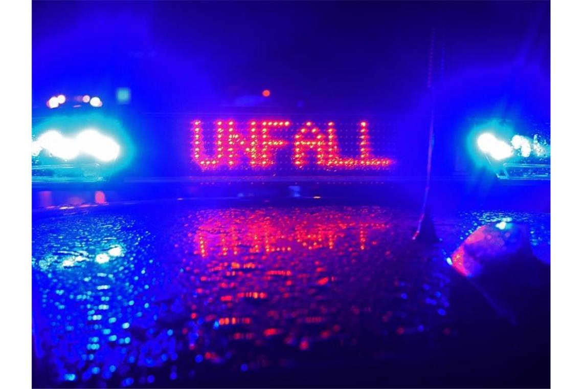 Schwerer Unfall mit ausgebüxten Pferden im Kreis Biberach Polizei Blaulicht bei Unfallaufnahme. Foto: Stefan Puchner/dpa