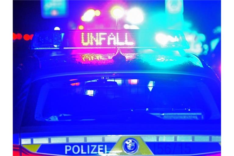 Polizei-Blaulicht bei Unfallaufnahme. Foto: Stefan Puchner/dpa