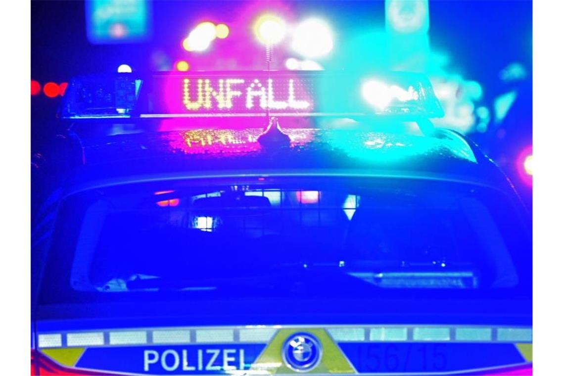 Motorradfahrer stirbt nach Zusammenprall mit Lkw Polizei Blaulicht bei Unfallaufnahme. Foto: Stefan Puchner/dpa