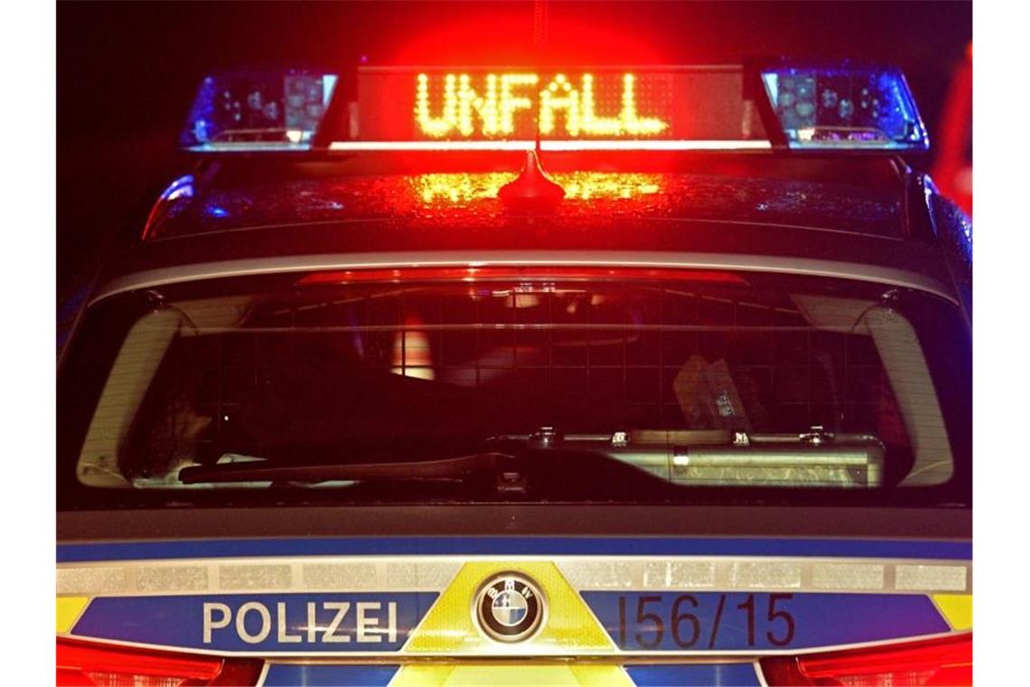 Polizei Blaulicht bei Unfallaufnahme. Foto: Stefan Puchner/dpa