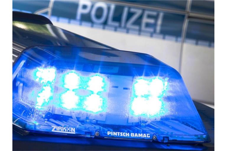 Polizei-Blaulicht. Foto: Friso Gentsch/dpa/Archivbild