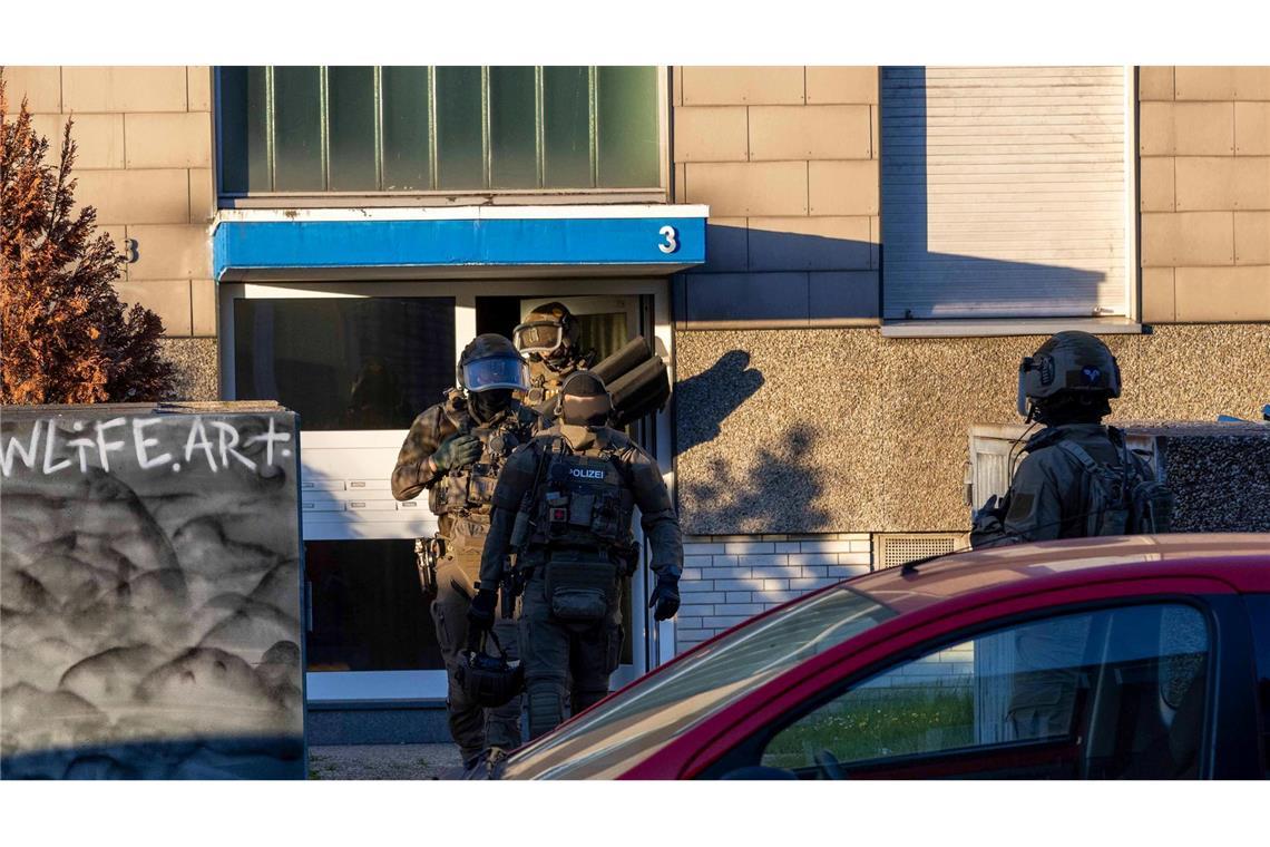 Polizei durchsucht neun Objekte in drei Städten wegen Verdachts auf Drogen- und Waffenhandel.
