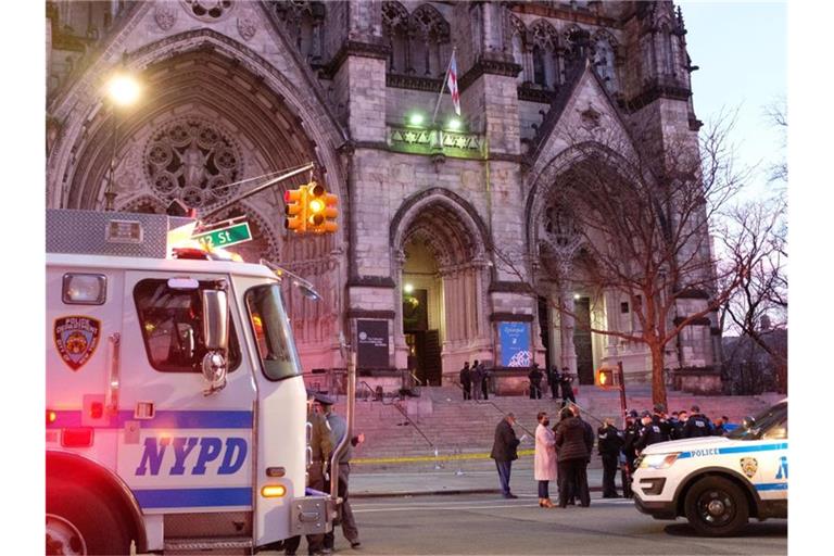 Polizei-Einheiten stehen vor der Kathedrale Saint John the Divine im Stadtteil Manhattan. Hier hatte ein Mann Schüsse abgefeuert. Foto: Gardiner Anderson/TNS via ZUMA Wire/dpa
