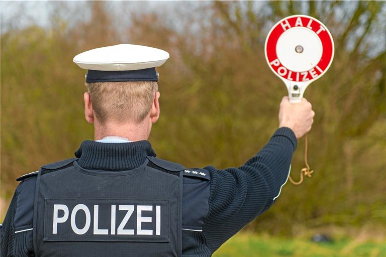 Polizei erwischt zwei junge Autofahrer, die offensichtlich Drogen konsumiert hatten. Symbolfoto: Benjamin Nolte/Stock-Adobe