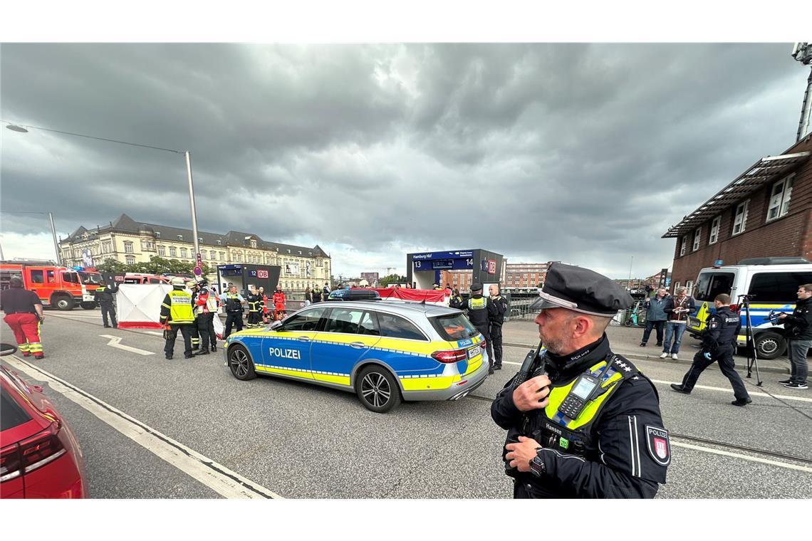 17 Verletzte – keine Anzeichen auf politisches Motiv Polizei im Einsatz am Tatort.
