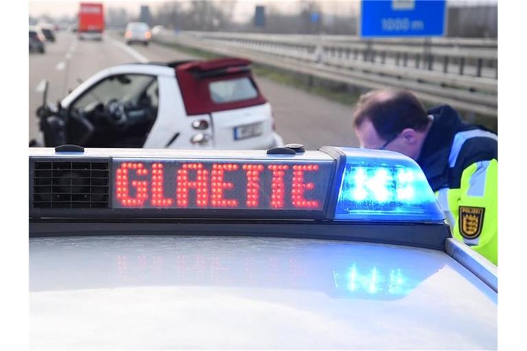 Polizei im Einsatz auf der A5 bei Weinheim. Foto: Priebe/pr-video/dpa/Archivbild