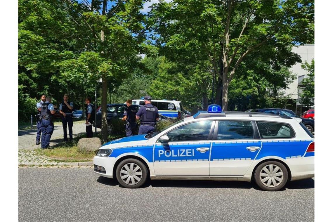 Polizei in der Nähe des Einsatzortes in Potsdam. Foto: Julian Stähle/dpa-Zentralbild/dpa