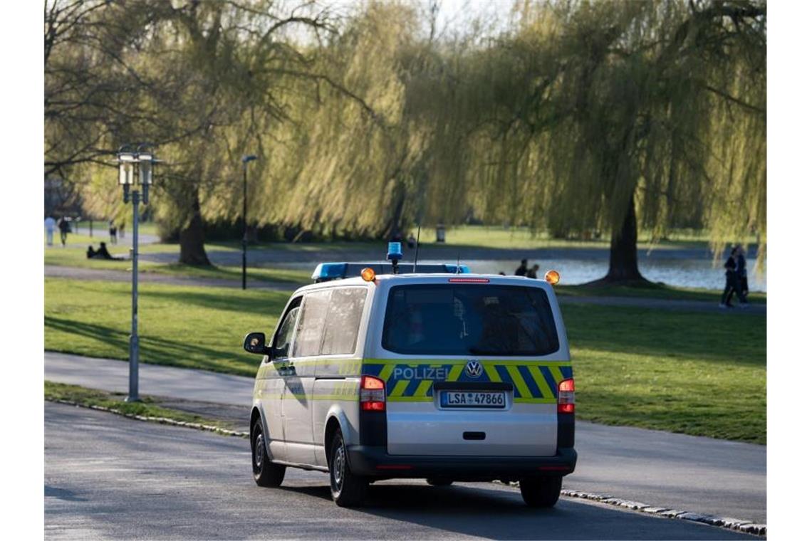 Polizei in Halle/Saale auf Streife. Bei frühsommerlichen Temperaturen fällt es vielen schwer, die Ausgangsbeschränkungen einzuhalten. Foto: Hendrik Schmidt/dpa-Zentralbild/dpa