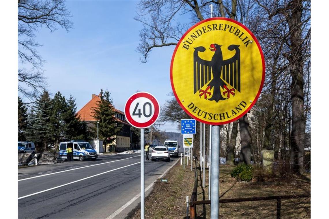 Polizei-Kontrolle an der deutsch-tschechischen Grenze. Foto: Ondøej Hájek/CTK/dpa