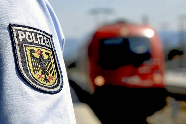 Polizei nimmt Betrunkenen am Bahnhof Nellmersbach fest. Symbolfoto: Bundespolizei