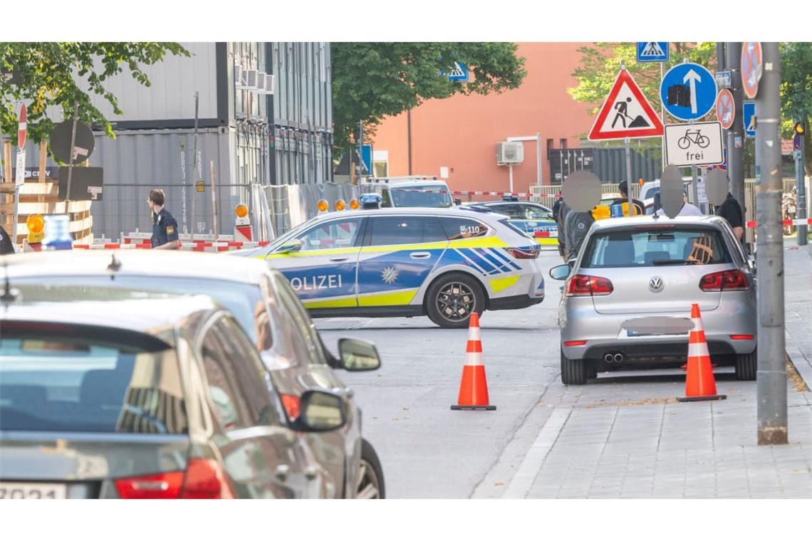 Polizei riegelt unweit des Ostbahnhofs eine Straße ab. Nach einer Brandattacke auf eine Baustelle in München vermutet das Bayerische Landeskriminalamt (LKA) einen Anschlagsversuch gegen ein Unternehmen aus dem Rüstungsbereich.