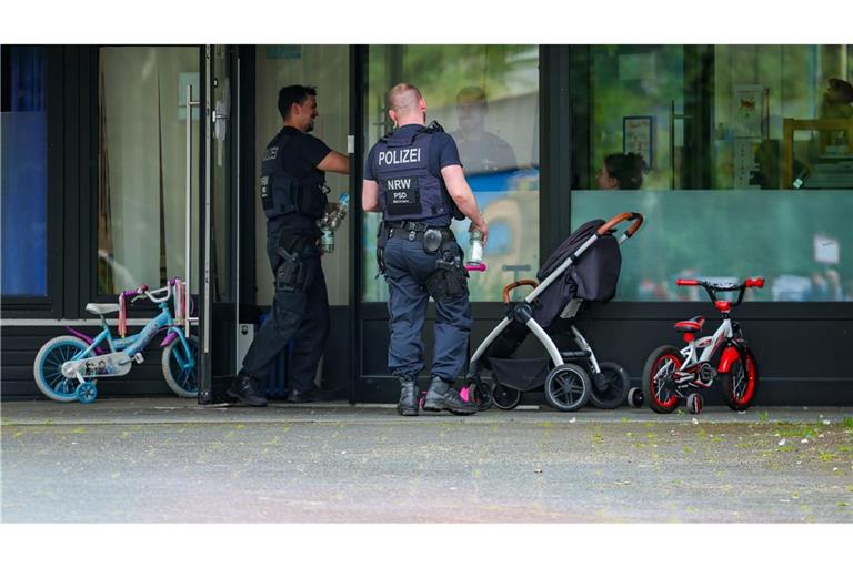 Polizei schieß an Kindergarten auf Mann mit Messer.