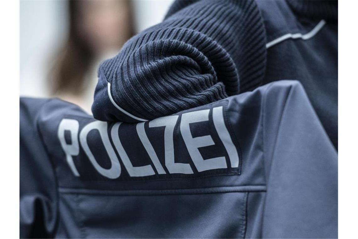 "Polizei" steht auf einer Uniform. Foto: Paul Zinken/dpa