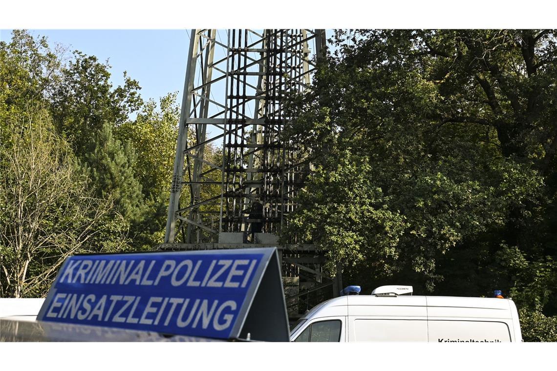 Längster Blackout seit 25 Jahren Polizei steht vor dem teilweise beschädigten Strommast im Königsheideweg (Archivfoto).