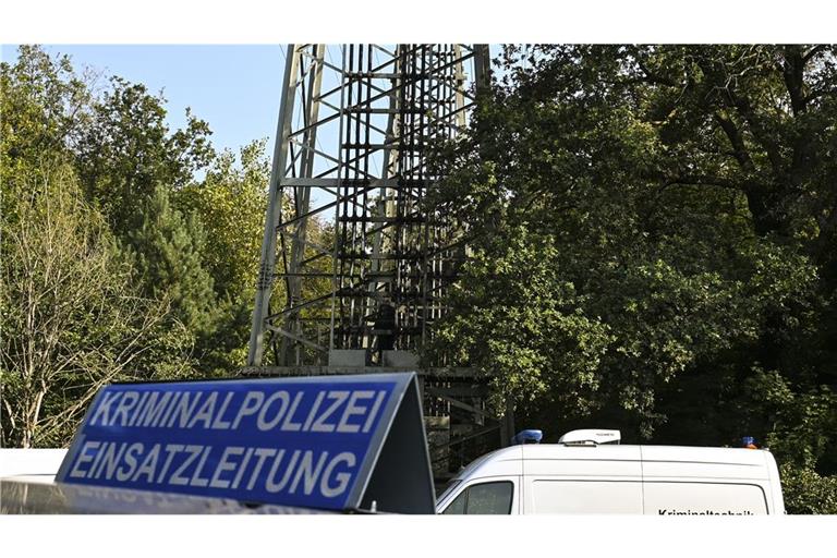 Polizei steht vor dem teilweise beschädigten Strommast im Königsheideweg (Archivfoto).