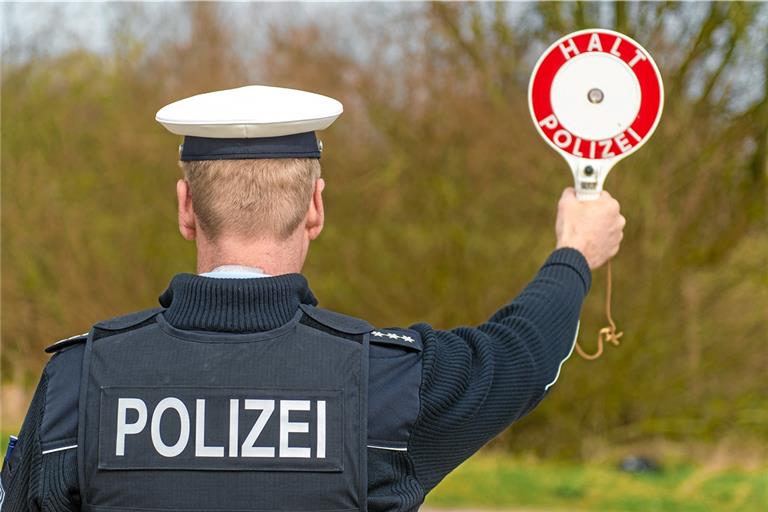 Polizei stoppt und kontrolliert in der Nacht zum Sonntag 31-jährigen Audi-Fahrer. Symbolfoto: B. Nolte/Stock-Adobe