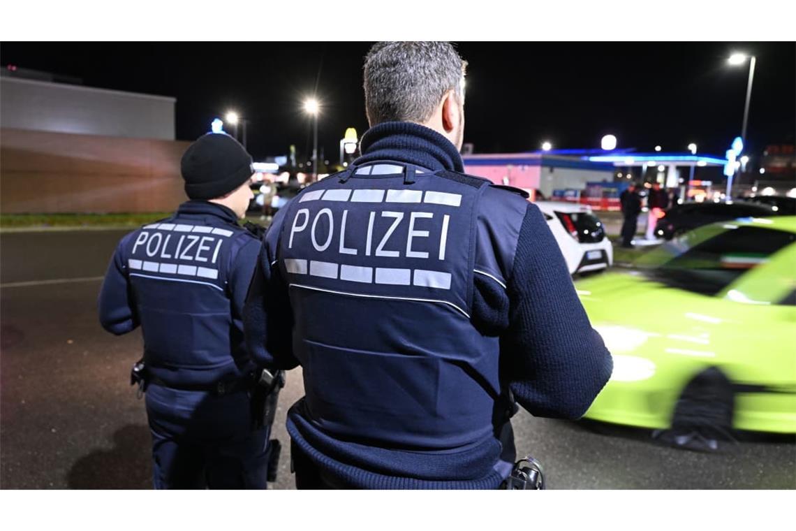 Polizei überprüft Sportwagen bei einem Treffen der Poser- und Tuning-Szene (Symbolbild).