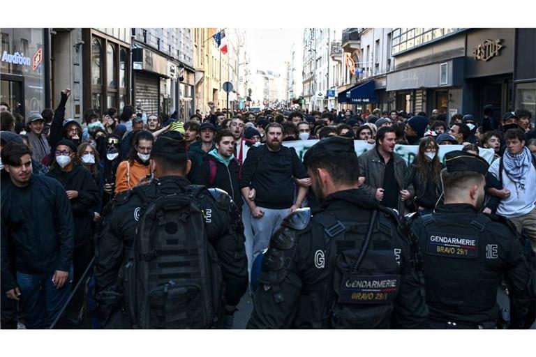 Polizei und Demonstranten stehen sich in Paris bei Protesten gegen die hohen Lebenshaltungskosten und für das Bildungswesen gegenüber.