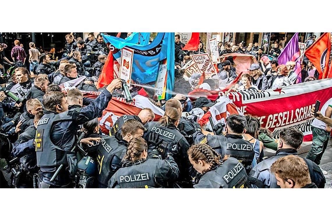 Polizei und Demonstrierende stoßen am 1. Mai 2024 aufeinander.