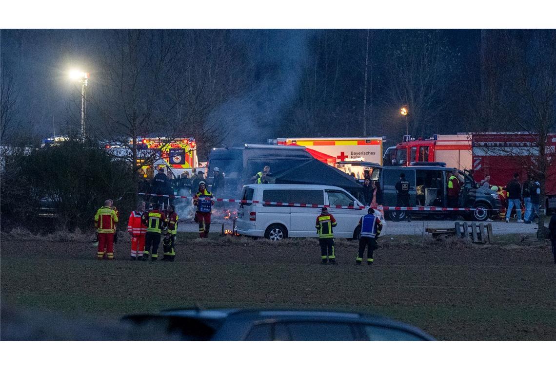 Zwei Tote bei zwei Feiern in Bayern - Täter weiter flüchtig Polizei und Einsatzkräfte in Parsberg.