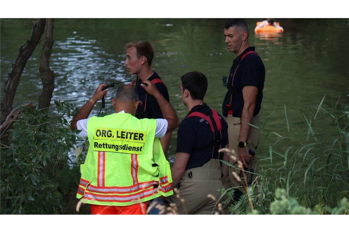 Polizei und Einsatzkräfte waren an der Rettungsaktion für den 27-Jährigen im Neckar beteiligt.