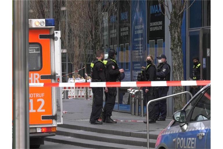 Polizei und Feuerwehr am Sony Center, wo ein 24 Jahre alter Mann tot aufgefunden wurde. Foto: Paul Zinken/dpa